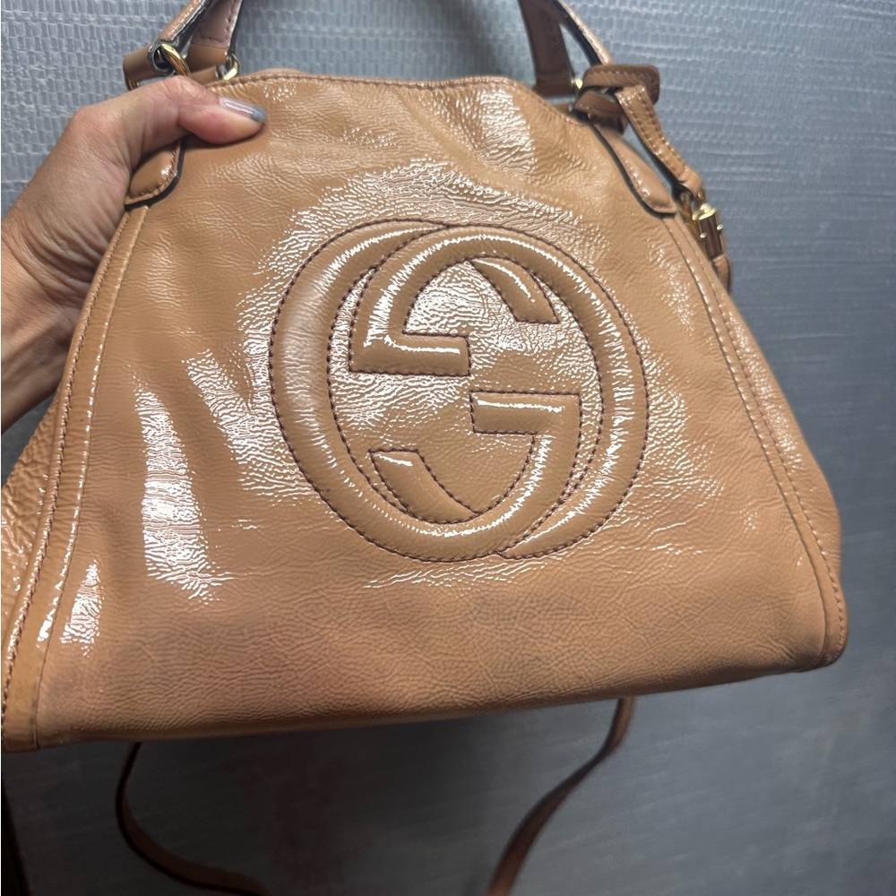 Patent leather Gucci Soho. The measurements are about: 9” tall, 13” wide and 5” - Picture 5 of 7